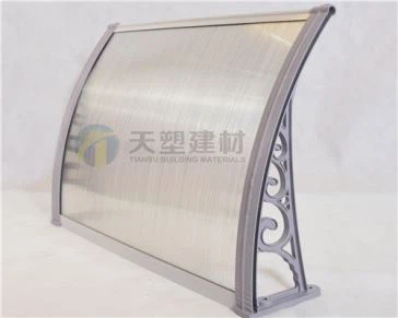 Pilkas laimingas debesys baldakimu